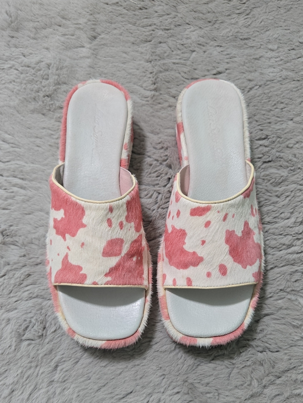 Lisa Says Gah Dakota platform sandals pink cow print size 11